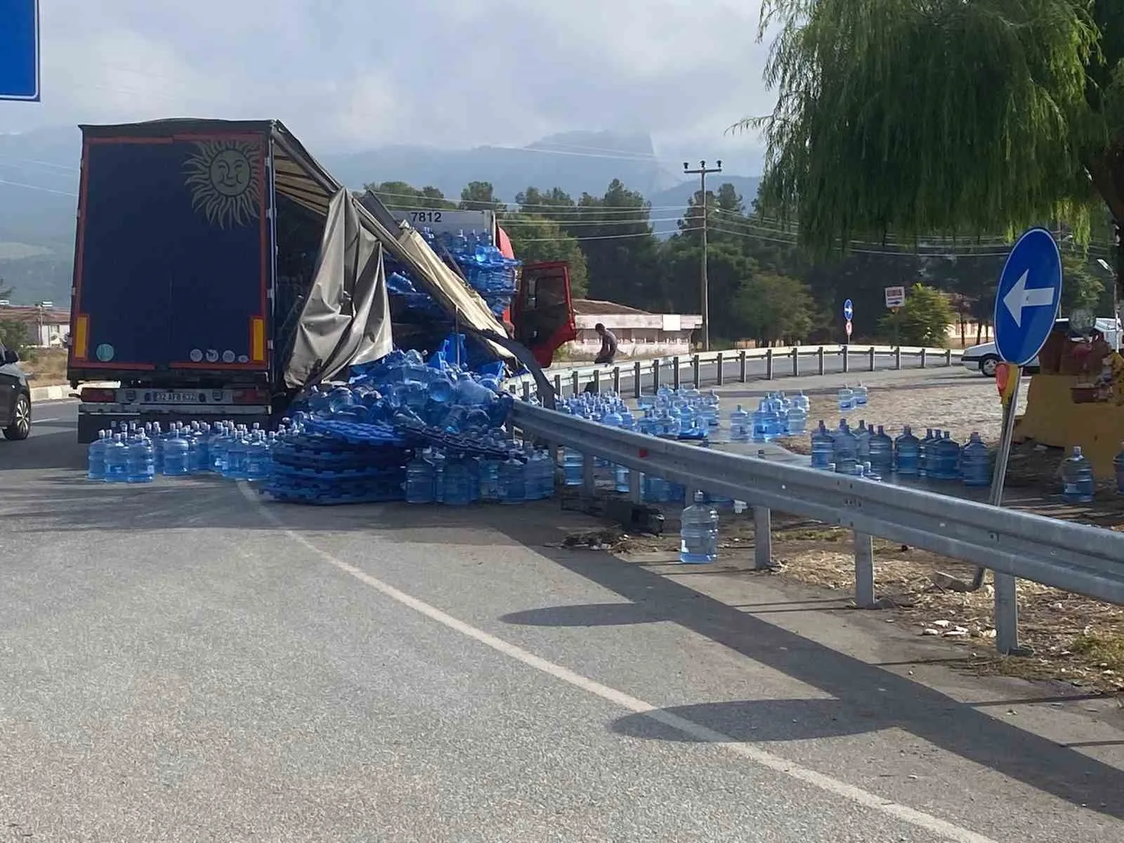 Bozkurt girişinde sabah trafiğini felç eden kaza: Su yüklü tır devrildi
