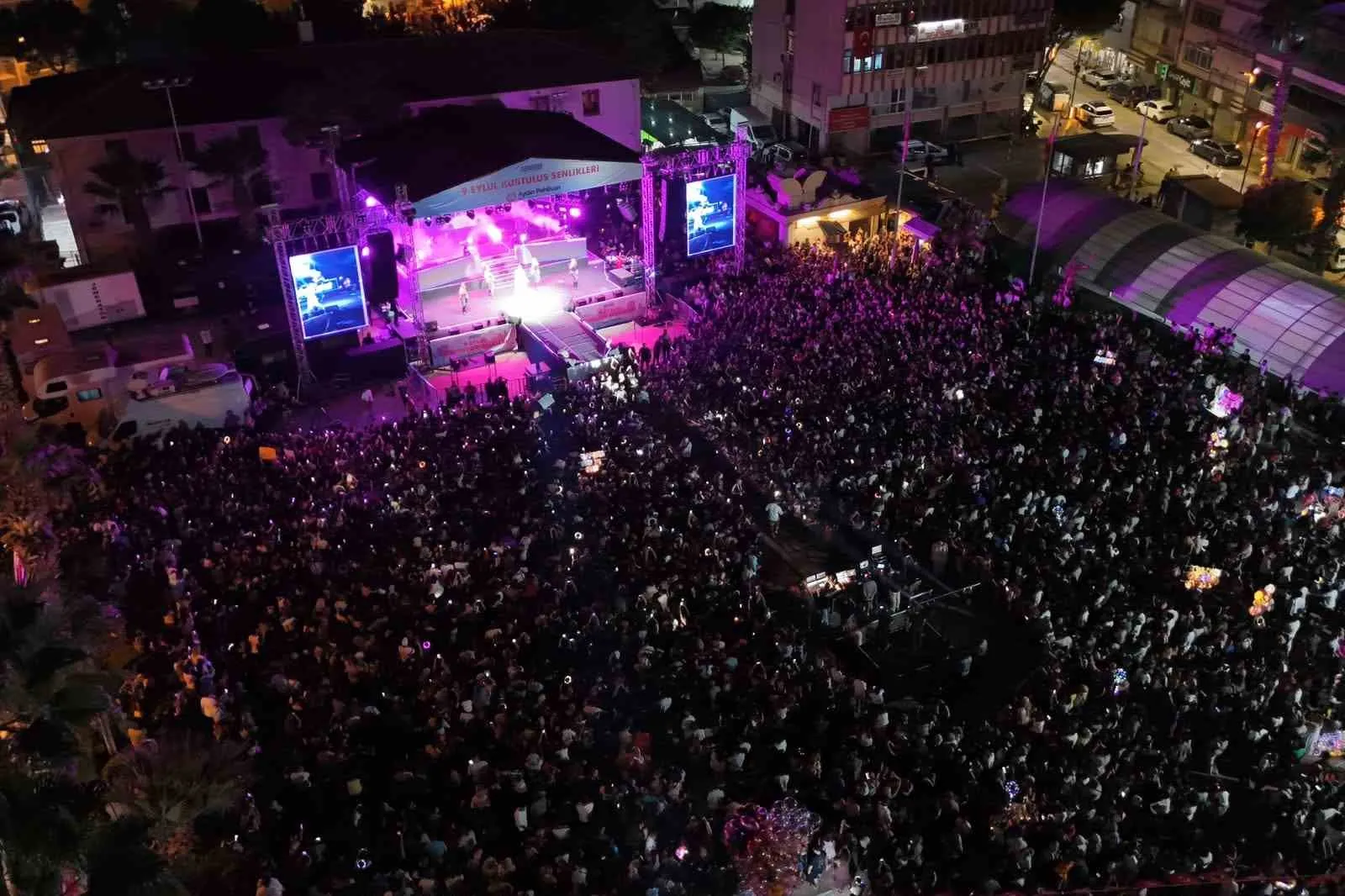 Menemen’de kurtuluş coşkusu: Sefo rüzgarı meydanı salladı