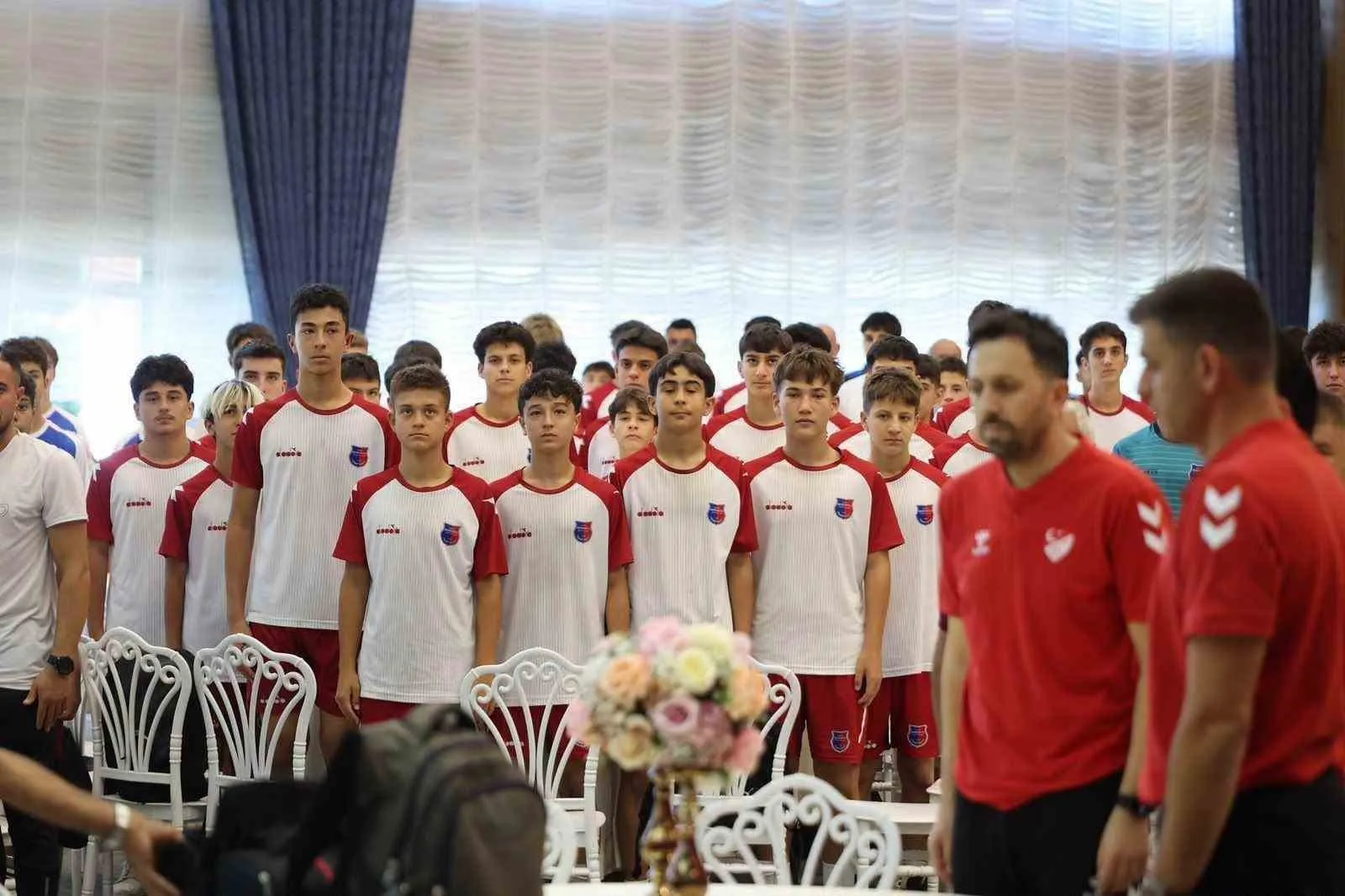 Denizli’de futbolun geleceği için kritik zirve: Yeni kurallar anlatıldı, şampiyonlar taçlandırıldı