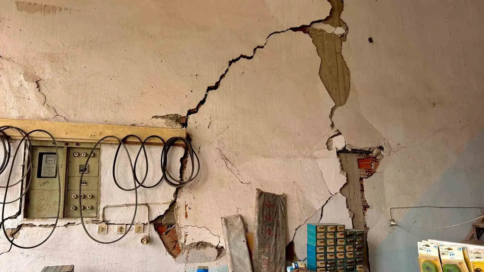 Bolvadin Sanayi Sitesi'nde zemin alarm veriyor: Duvarlar ayrıldı, dükkanlar içine göçüyor