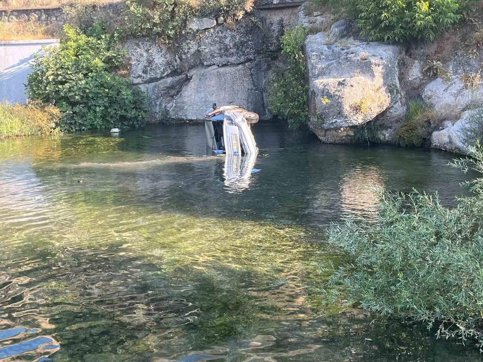 Denizli'de korkunç kaza: 15 metreden göle uçan sürücü ölümden döndü
