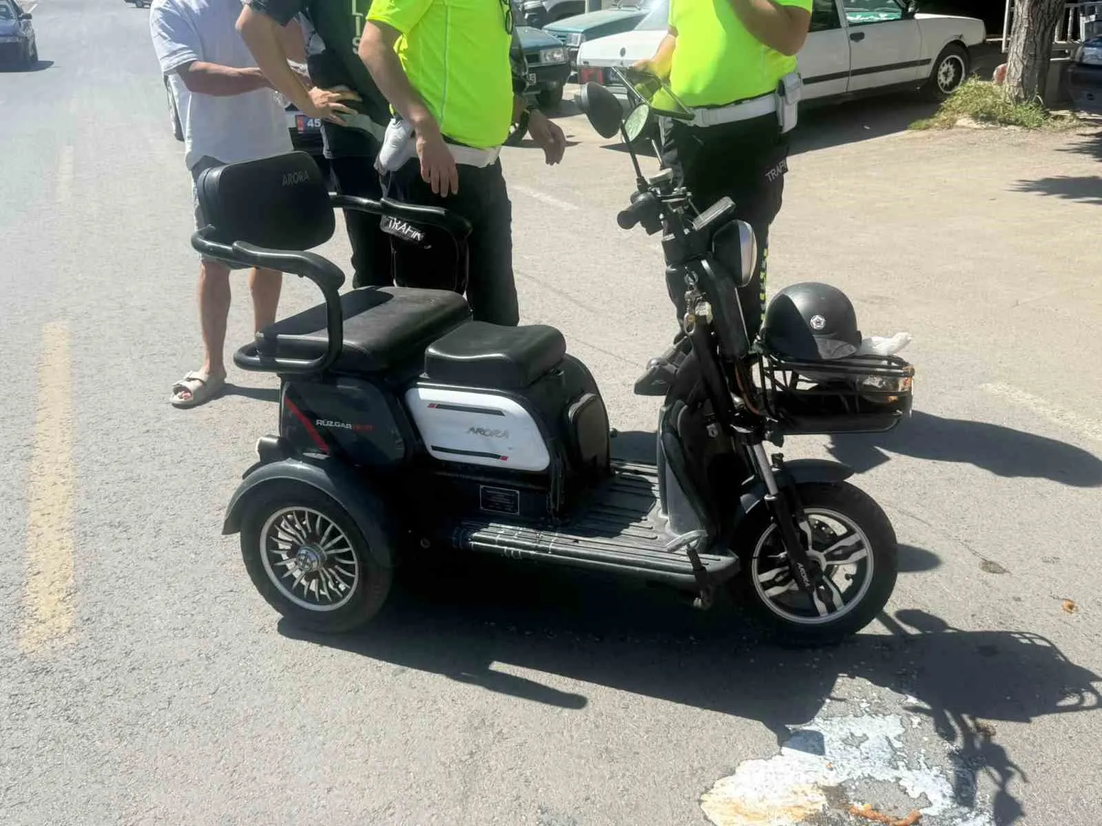 Kula’da seyir halindeki elektrikli bisiklet devrildi: Bir yaralı