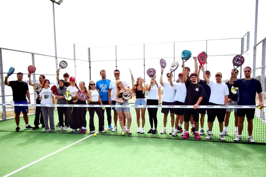 Çeşme’de gençlik enerjisi kortlara taştı: Üniversiteliler padel ile tanıştı