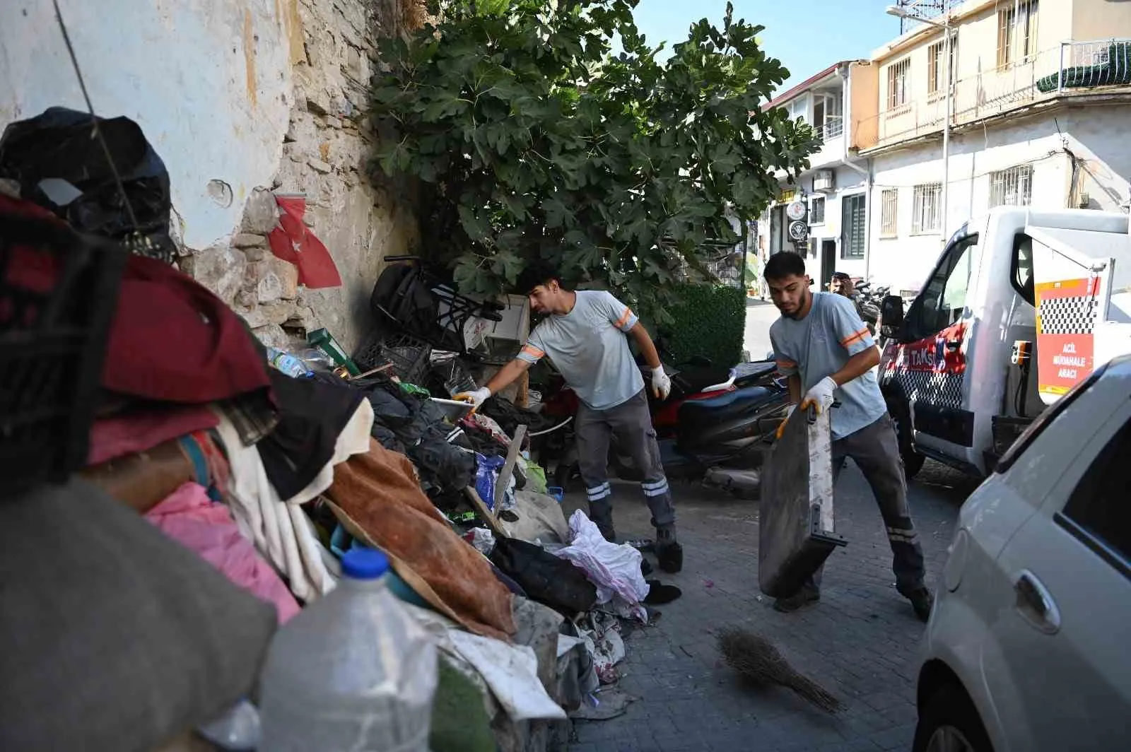 Kuşadası sokaklarında çirkin görüntüye geçit yok: Zabıtadan sert müdahale