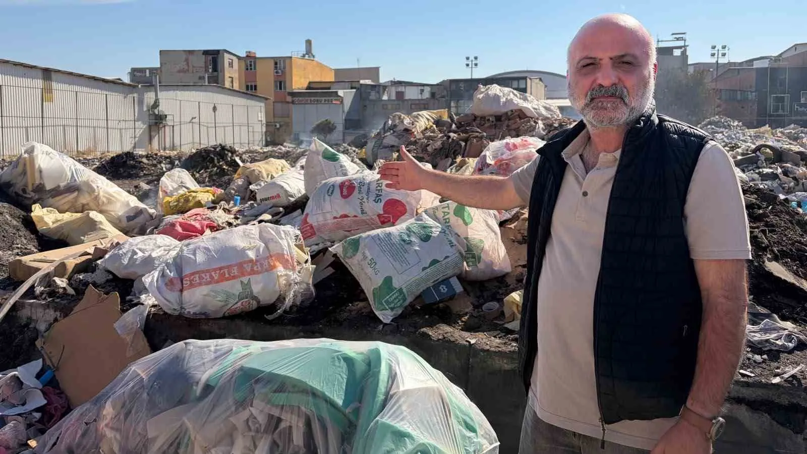 Buca’da sanayi bölgesinde yangın alarmı: Esnafın sabrı taştı, çözüm çağrısı yükseldi