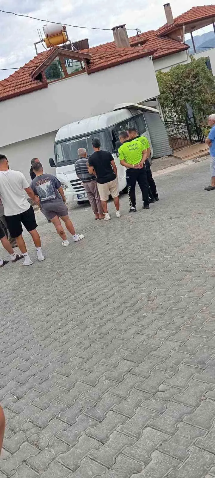 Yatağan’da okul servisi dehşeti: El freni boşalan araç garaja girdi