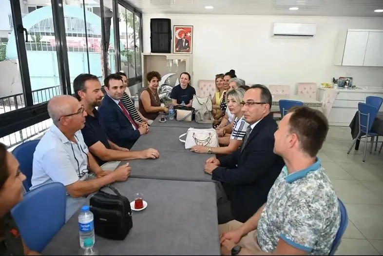 Aydın’da okulun ilk gününde miniklere sürpriz ziyaret: Müdürler sıralara oturdu