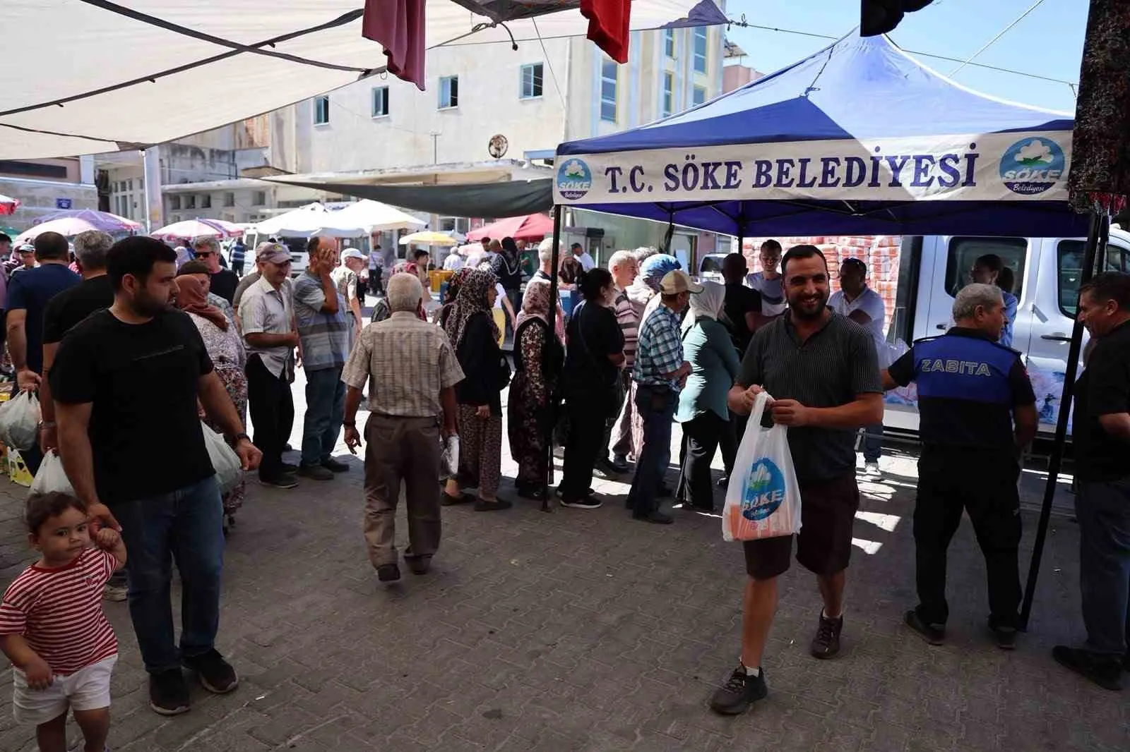 Söke’de toprak bereketini halkla paylaşıyor: Belediye kendi ununu dağıttı