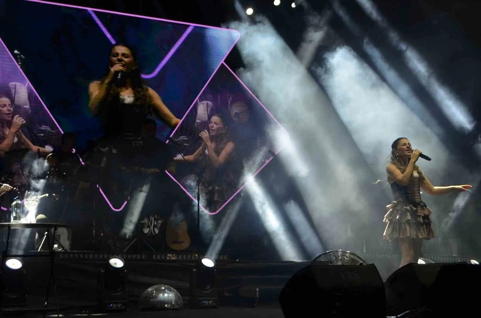 Selendi’nin kurtuluş yıl dönümünde Merve Özbey rüzgarı esti