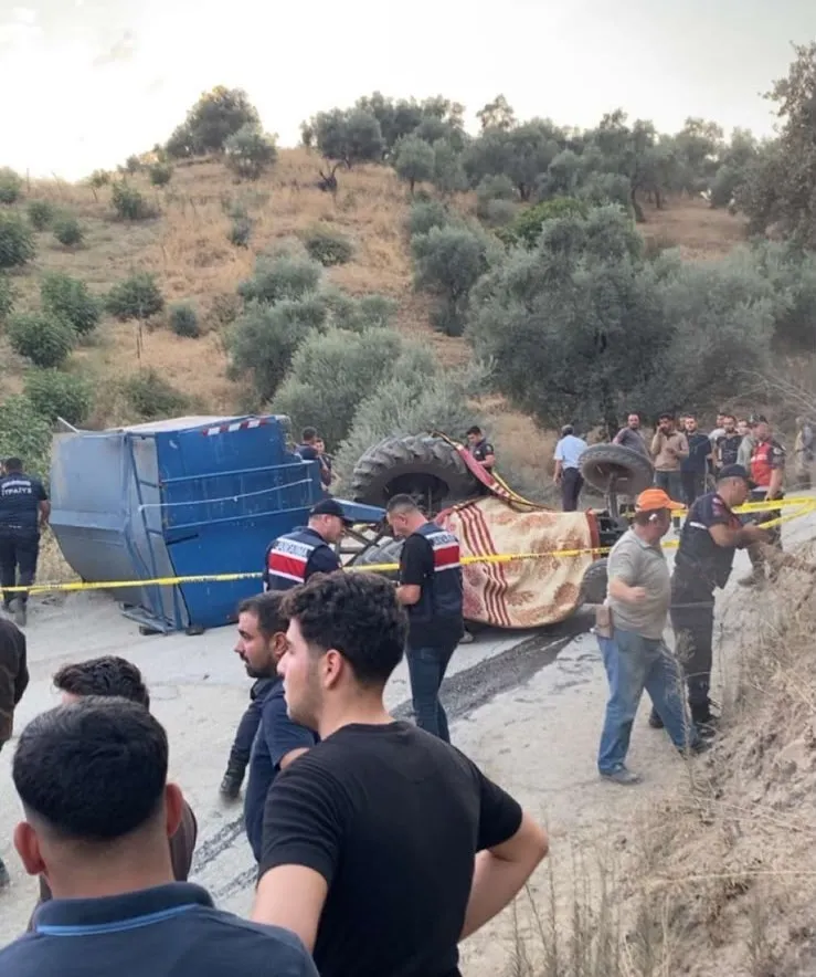 Köşk yolunda traktör faciası: Pide fırını taşıyan araç devrildi