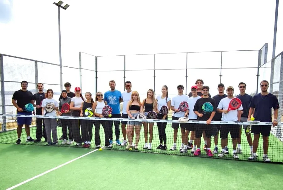 Çeşme’de gençlik enerjisi kortlara taştı: Üniversiteliler padel ile tanıştı