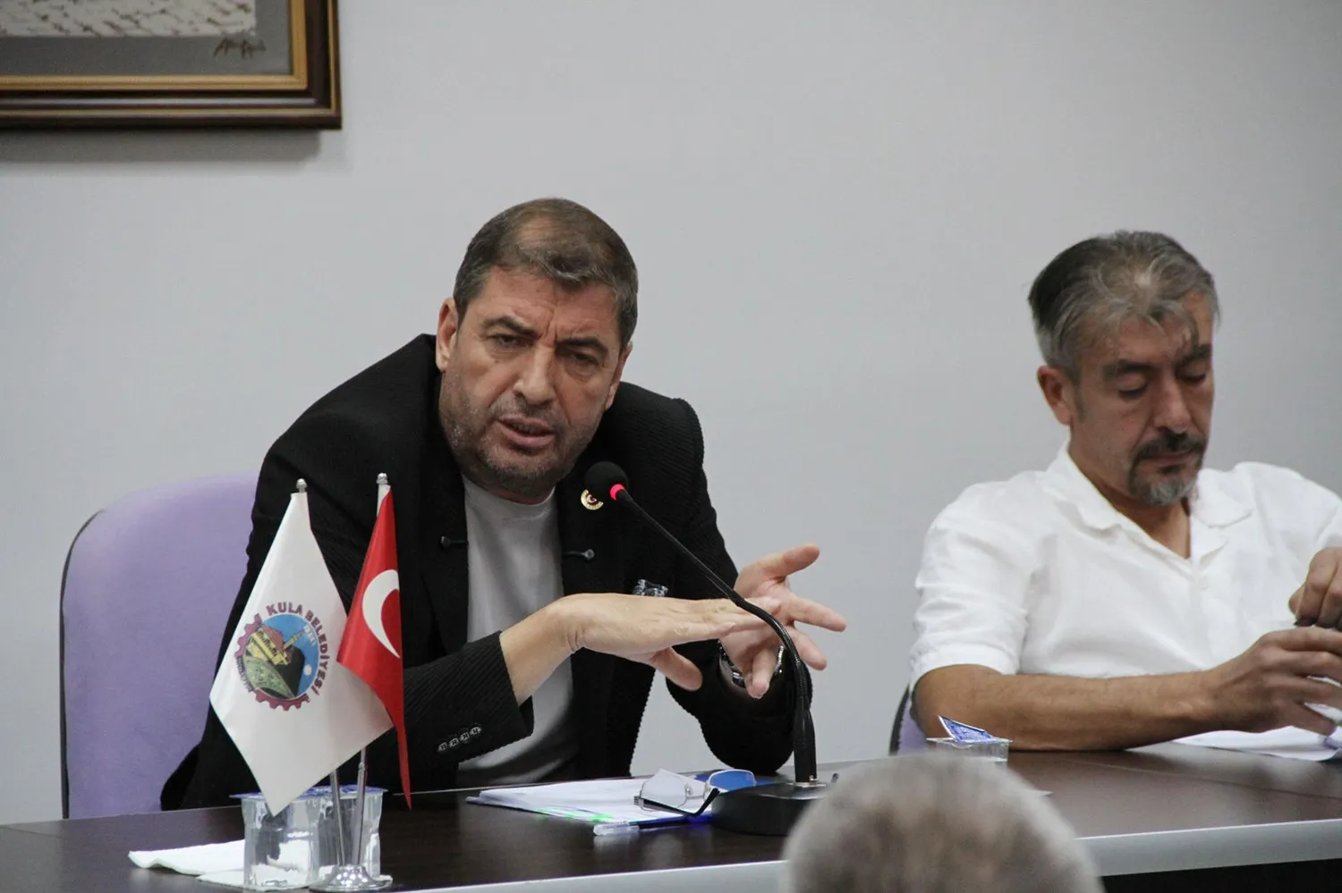 Kula’da meclis gerilimi: Spor salonu protokolü komisyon kapısında kilitlendi