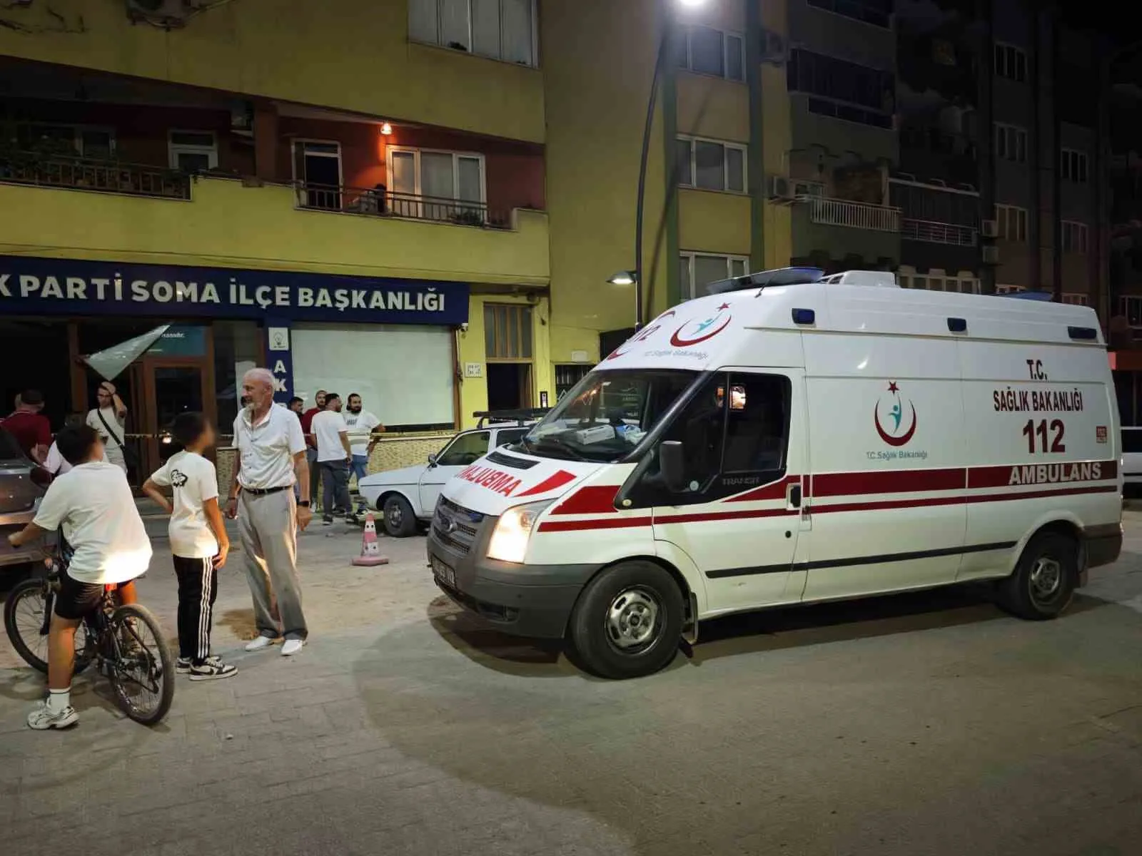 Soma'da Otomobil Parti Binasını Toplantı Salonuna Kadar Deldi: Sürücü Yaralı