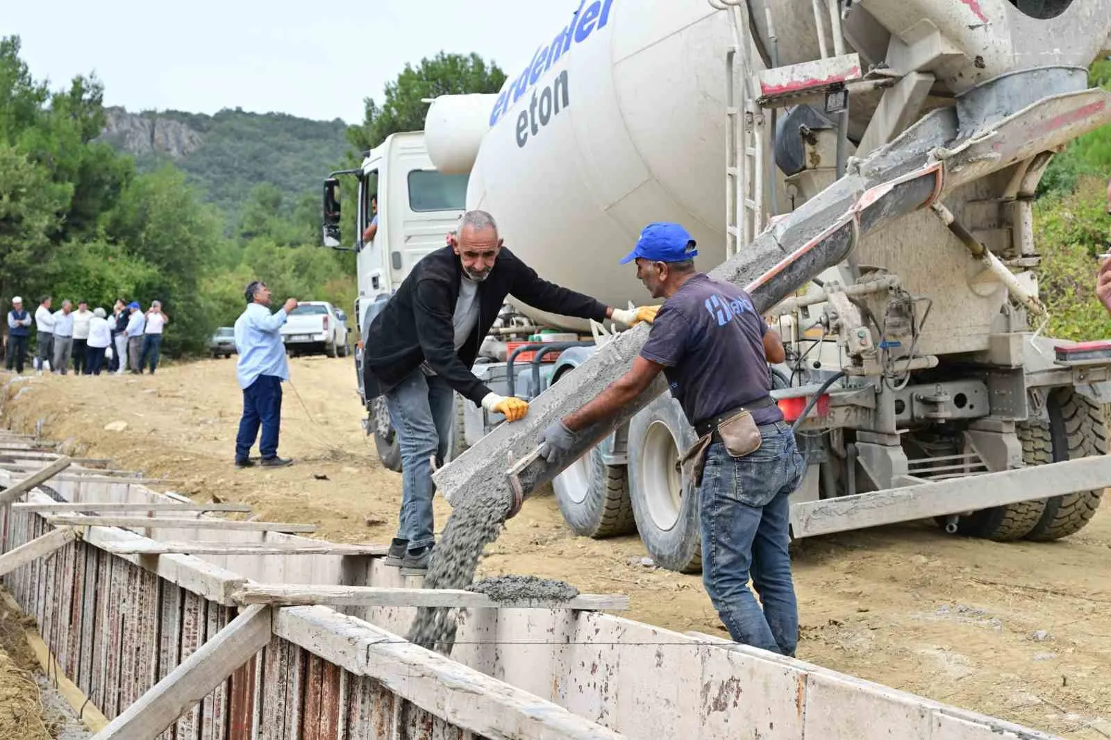 Gördes’te su hasreti bitiyor: 28 bin metreküplük dev gölet için düğmeye basıldı
