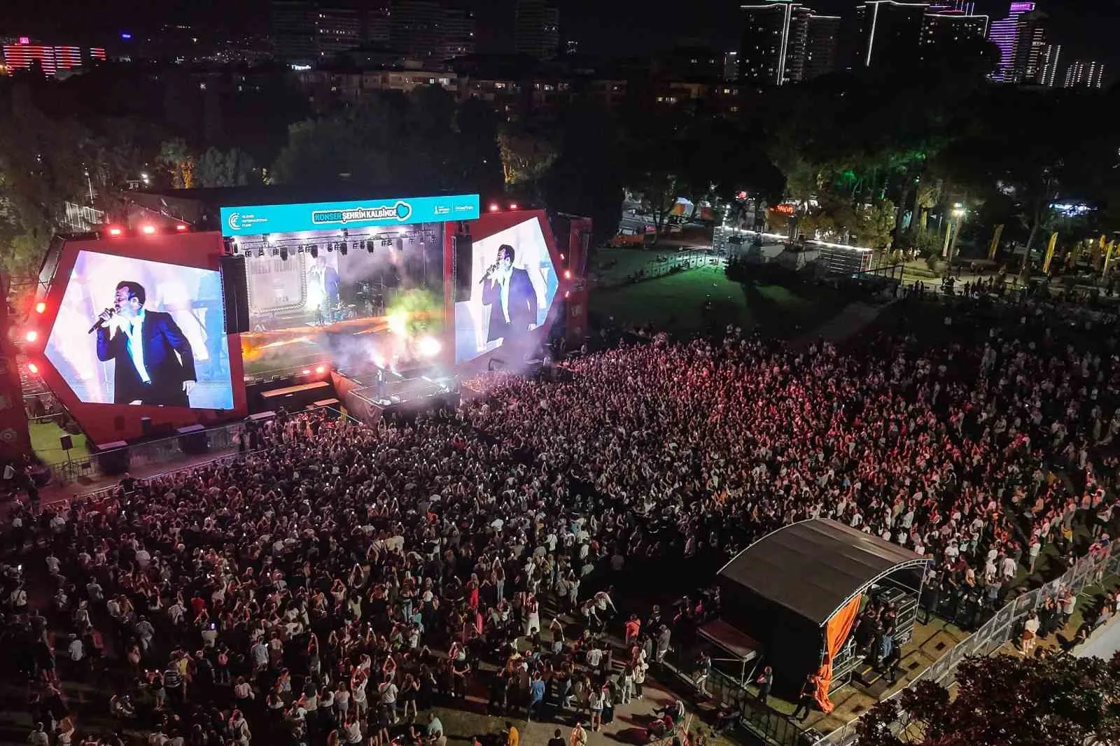 İzmir Fuarı’nda kahkaha ve müzik rüzgarı: Sahne tozuna doğum günü sürprizi