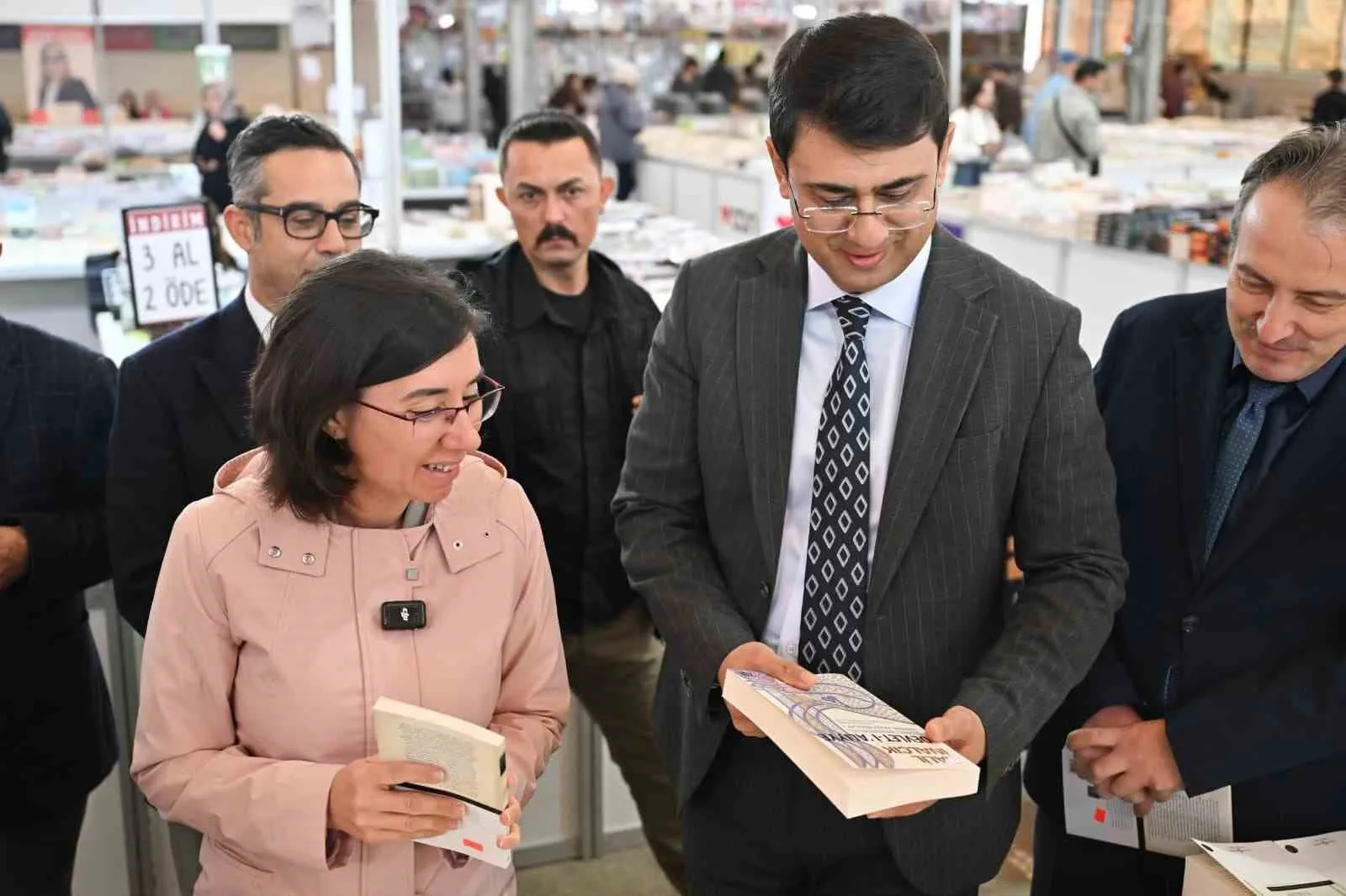 Uşak’ta okuma şöleni: Binlerce eser ve sevilen yazarlar tek çatı altında