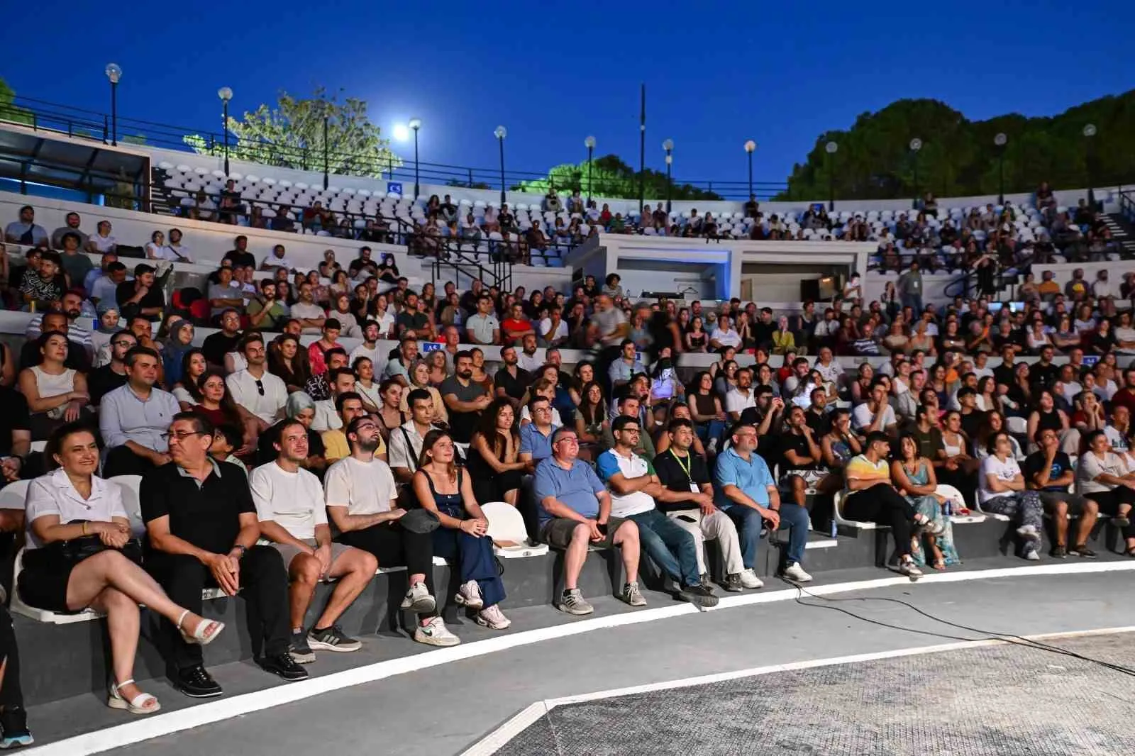 İzmir'in geleneksel buluşmasında sahne ışıkları yanıyor: Kültürpark'ta sanat şöleni başlıyor