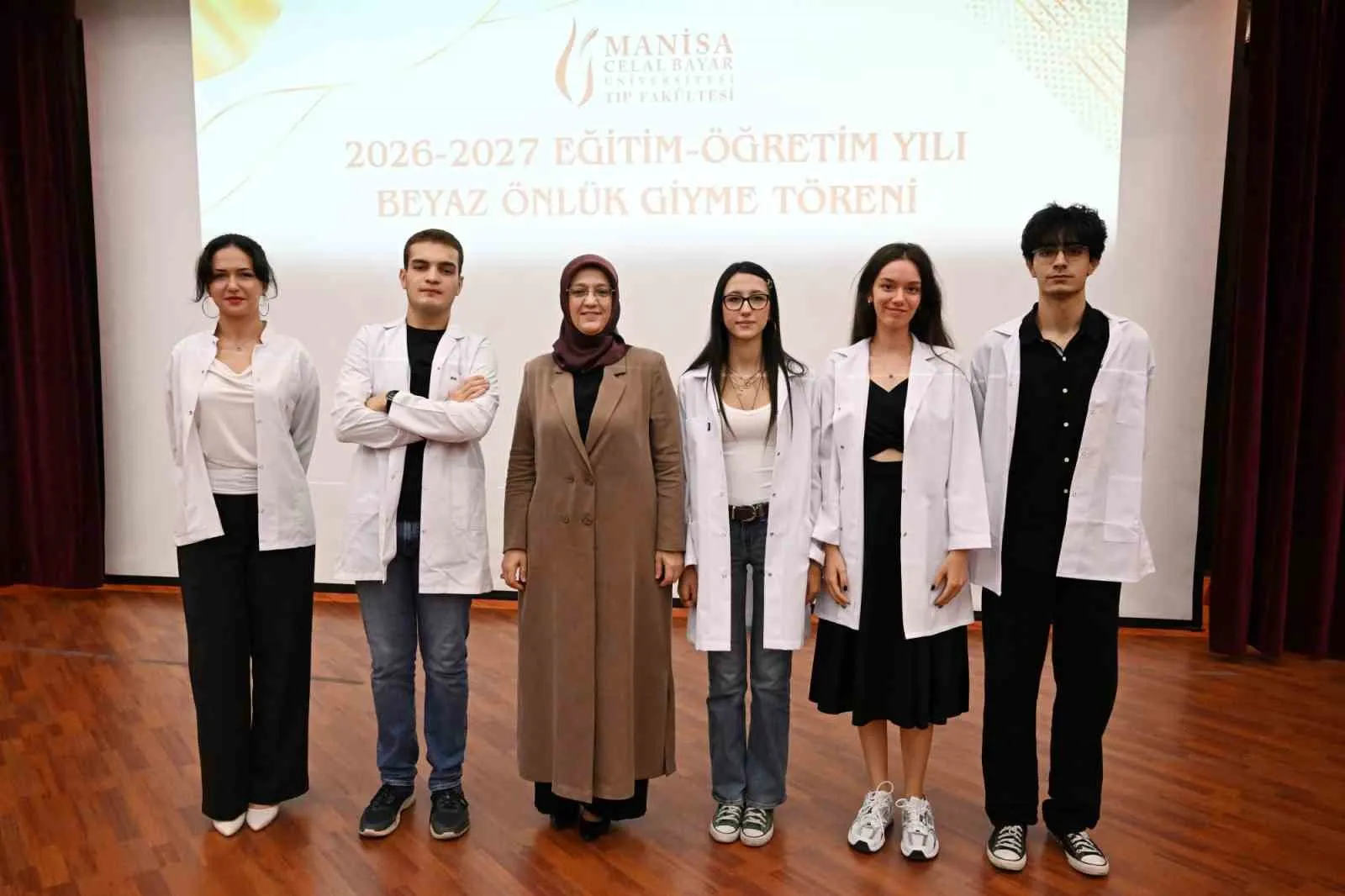 Manisa'da tıp dünyasına adım atan genç hekimler için gurur günü