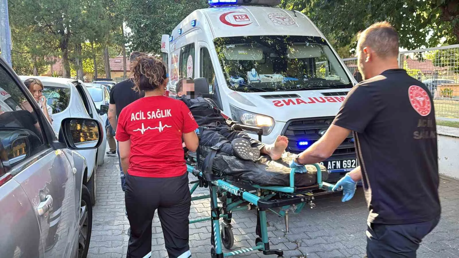 Menteşe'de okul çıkışı korku dolu anlar: Otomobil öğrencinin ayağını ezdi