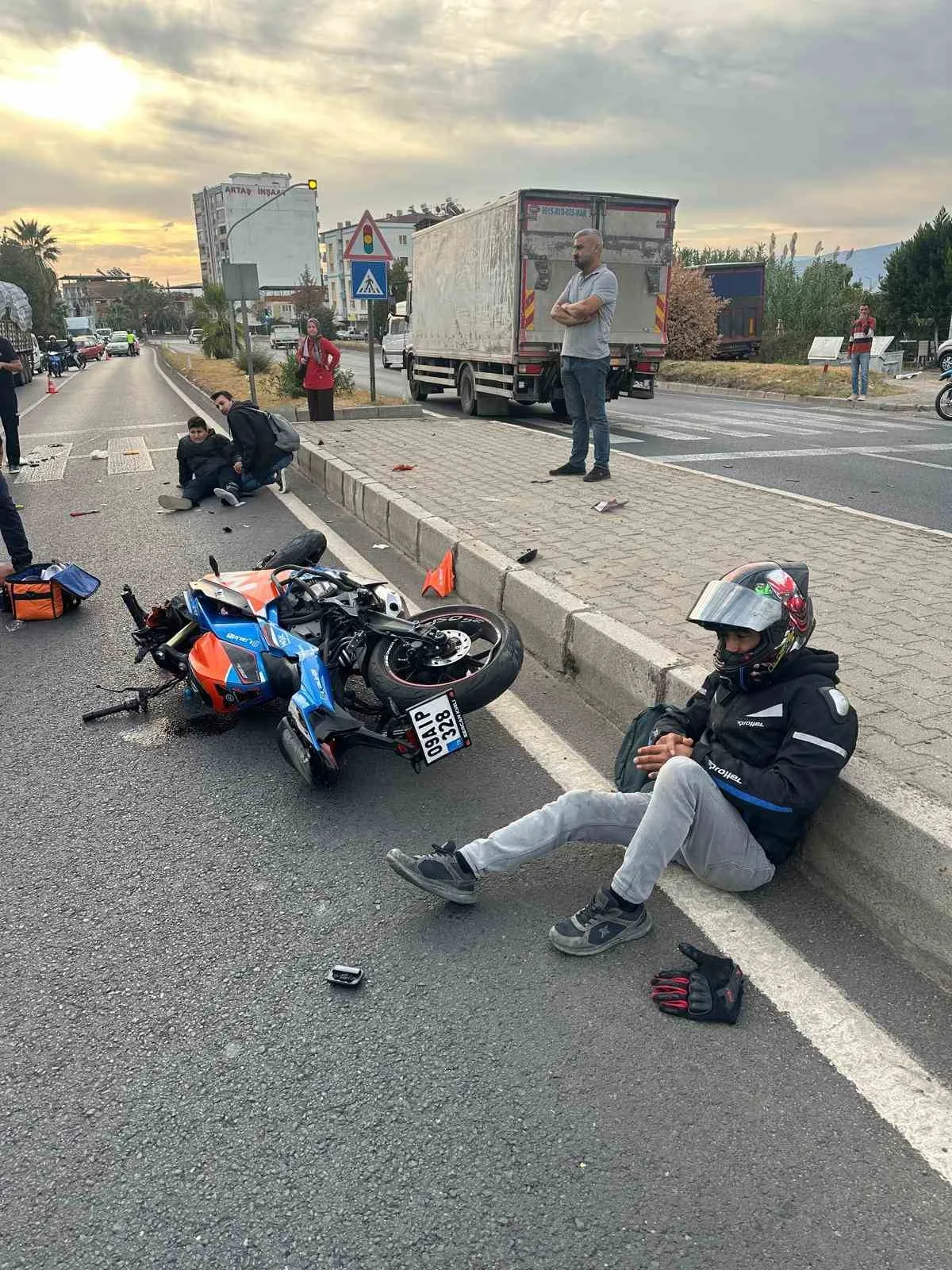 Umurlu’da trafik kazası: İki motosiklet çarpıştı, üç kişi yaralandı