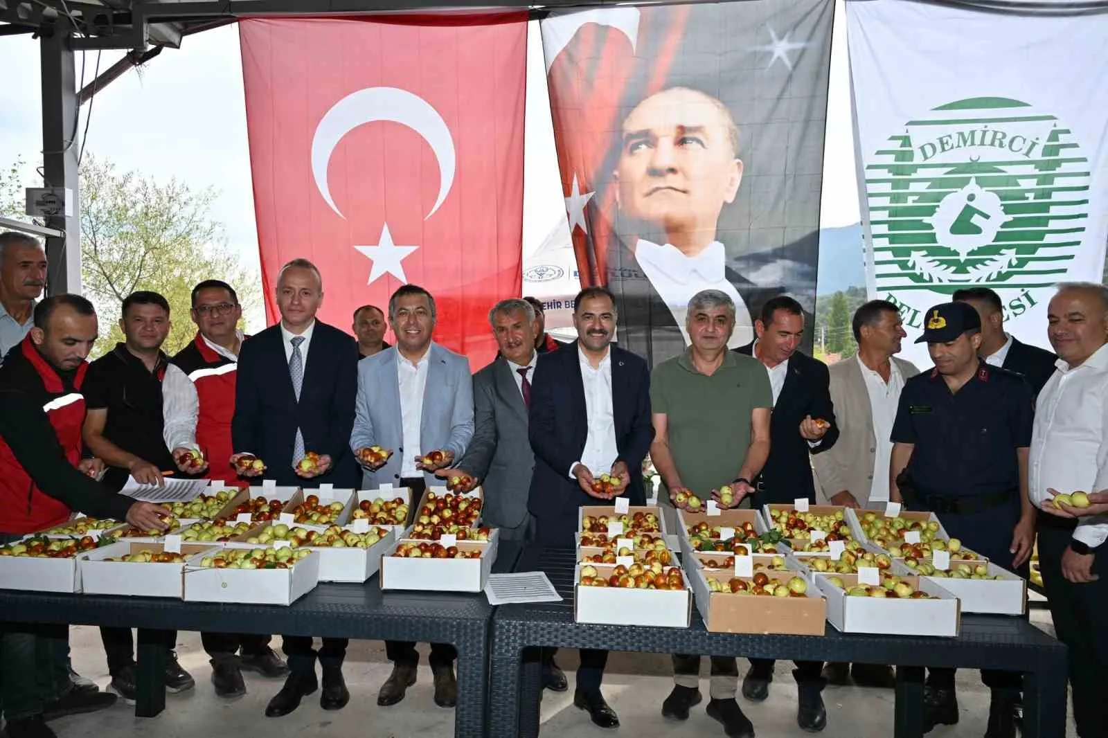 Manisa'da hünnap rüzgarı: Söğütçük'te hasat heyecanı şölene dönüştü