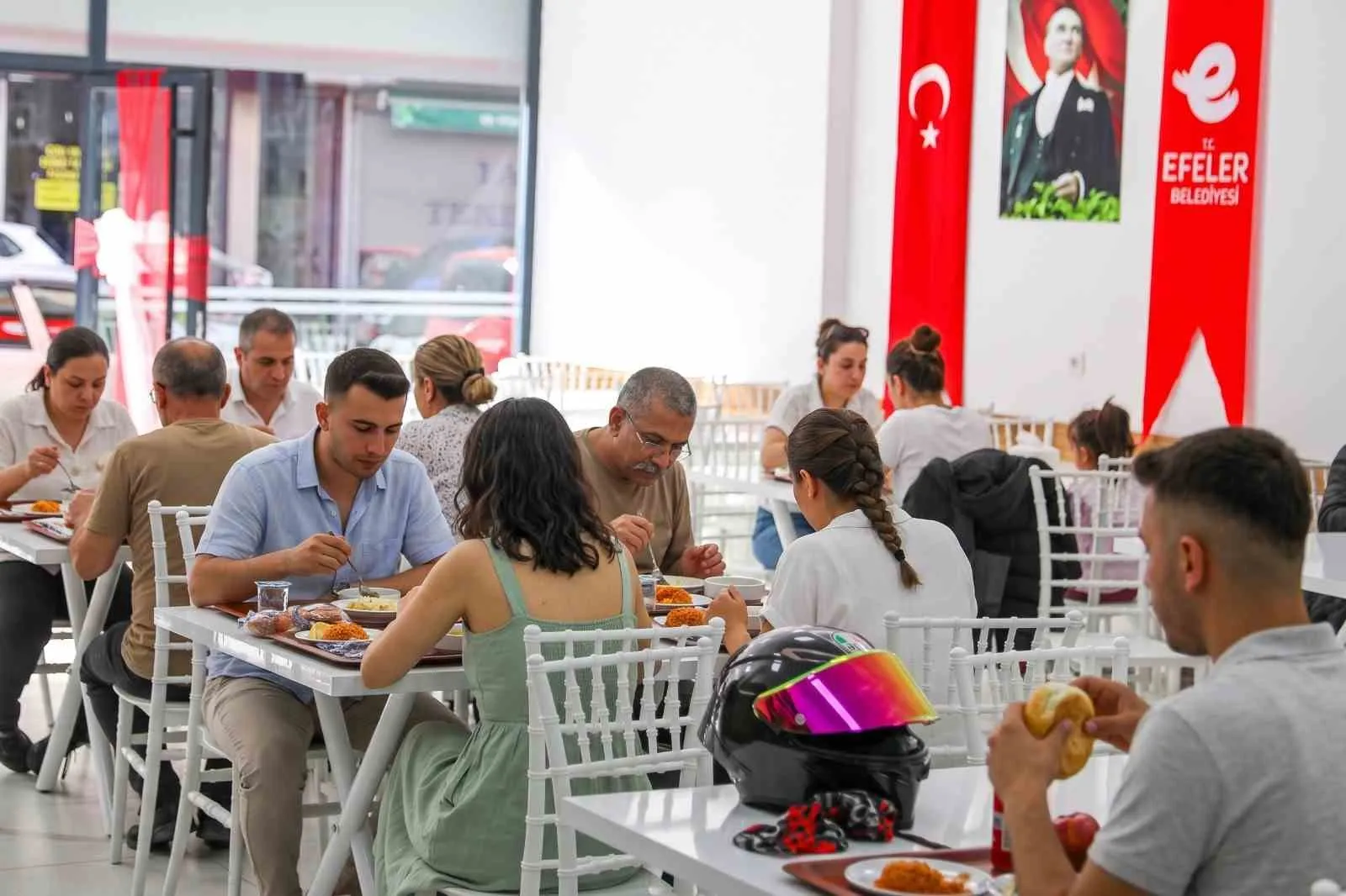 Efeler’de sofralar şenleniyor: Belediye lokantası bütçe dostu menüsüyle hizmet veriyor