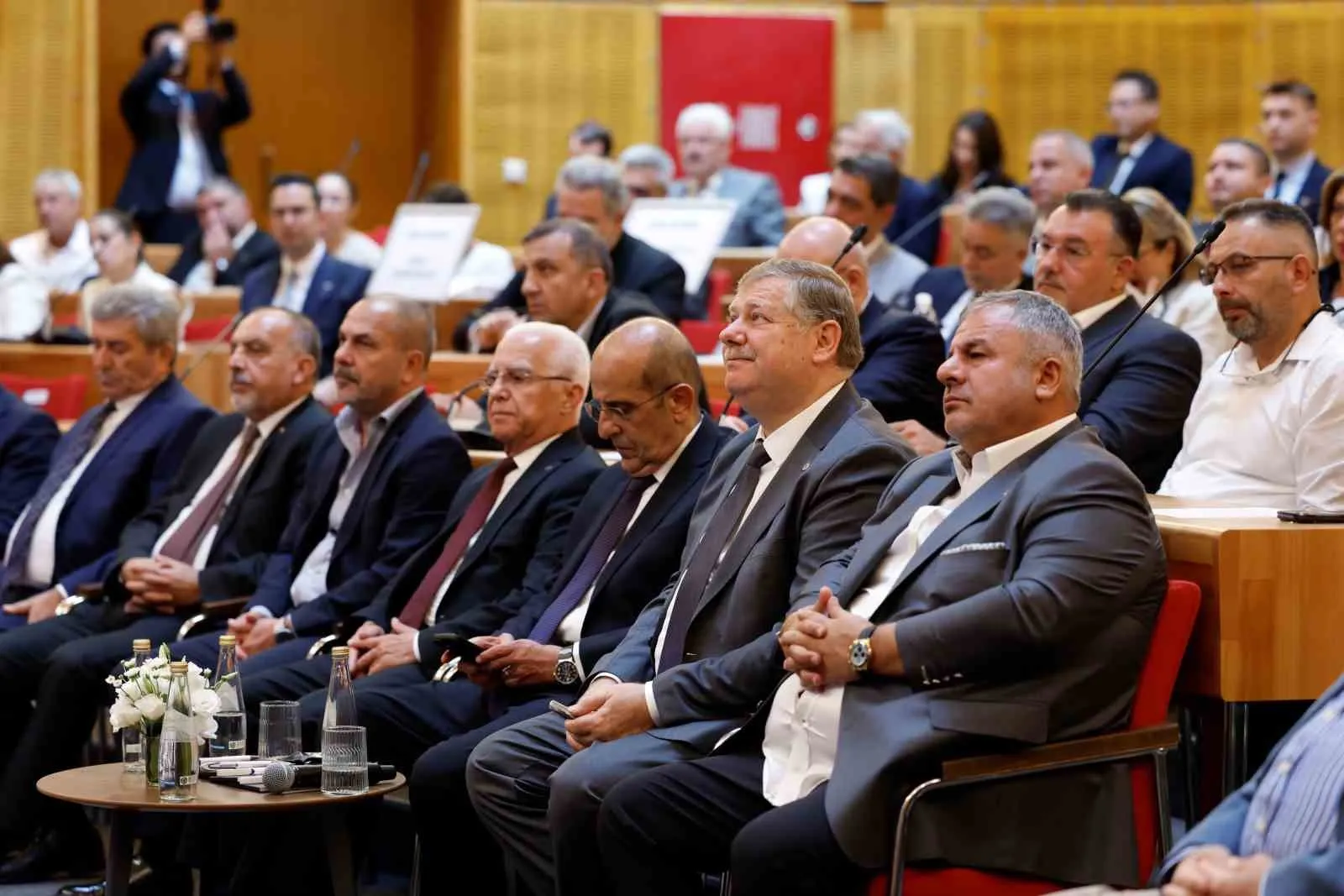 İzmir iş dünyasının zirvesinde bayrak değişimi: Seçim öncesi veda ve birlik mesajı