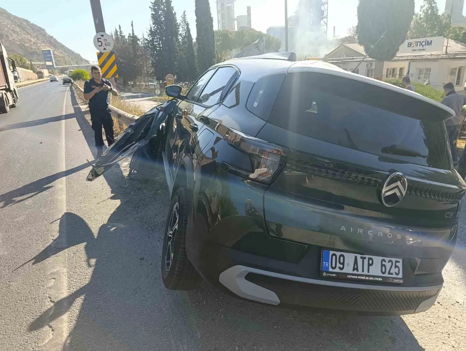 Söke yolunda yürekleri ağza getiren kaza: Otomobil bariyerlere çarparak durabildi