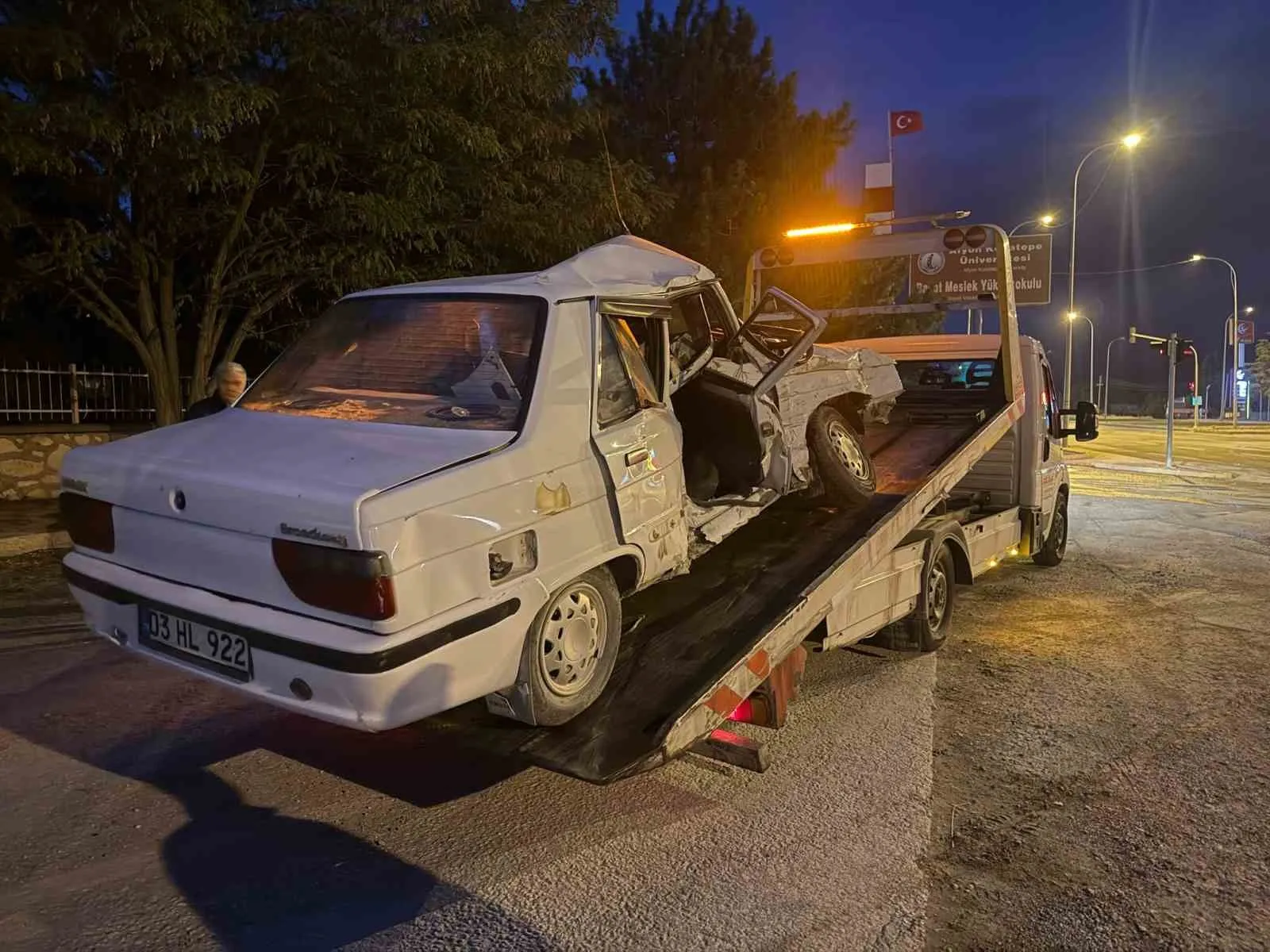 Afyonkarahisar'da trafik kazası: İki araç hurdaya döndü