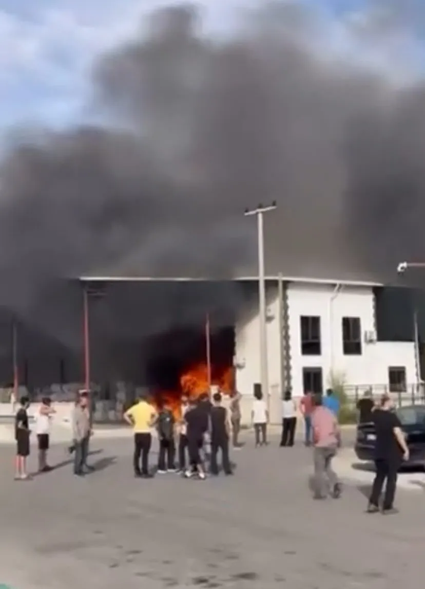 Denizli'de korkutan yangın: Ekipler alevlere teslim olan iş yerine koştu