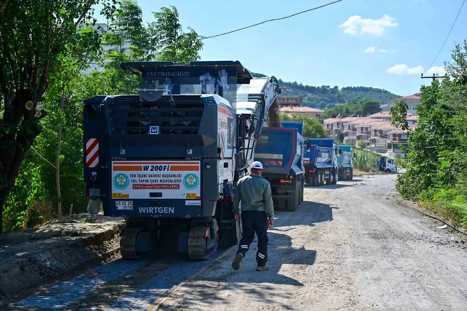 Gölmarmara'da yağmur çilesine son: NATO Caddesi'nde hummalı çalışma