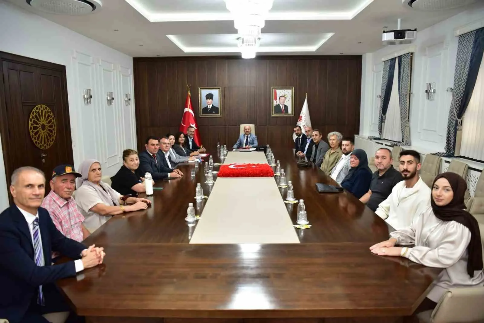 Aydın Valiliği’nde anlamlı ziyaret: Kahramanların emaneti baş tacı edildi