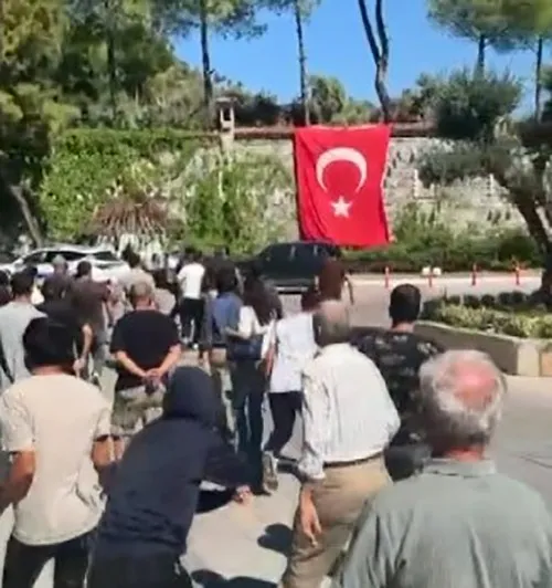 Kuşadası’ndaki beş yıldızlı otelde isyan: Maaşlarını alamayan personel yönetime bayrak açtı