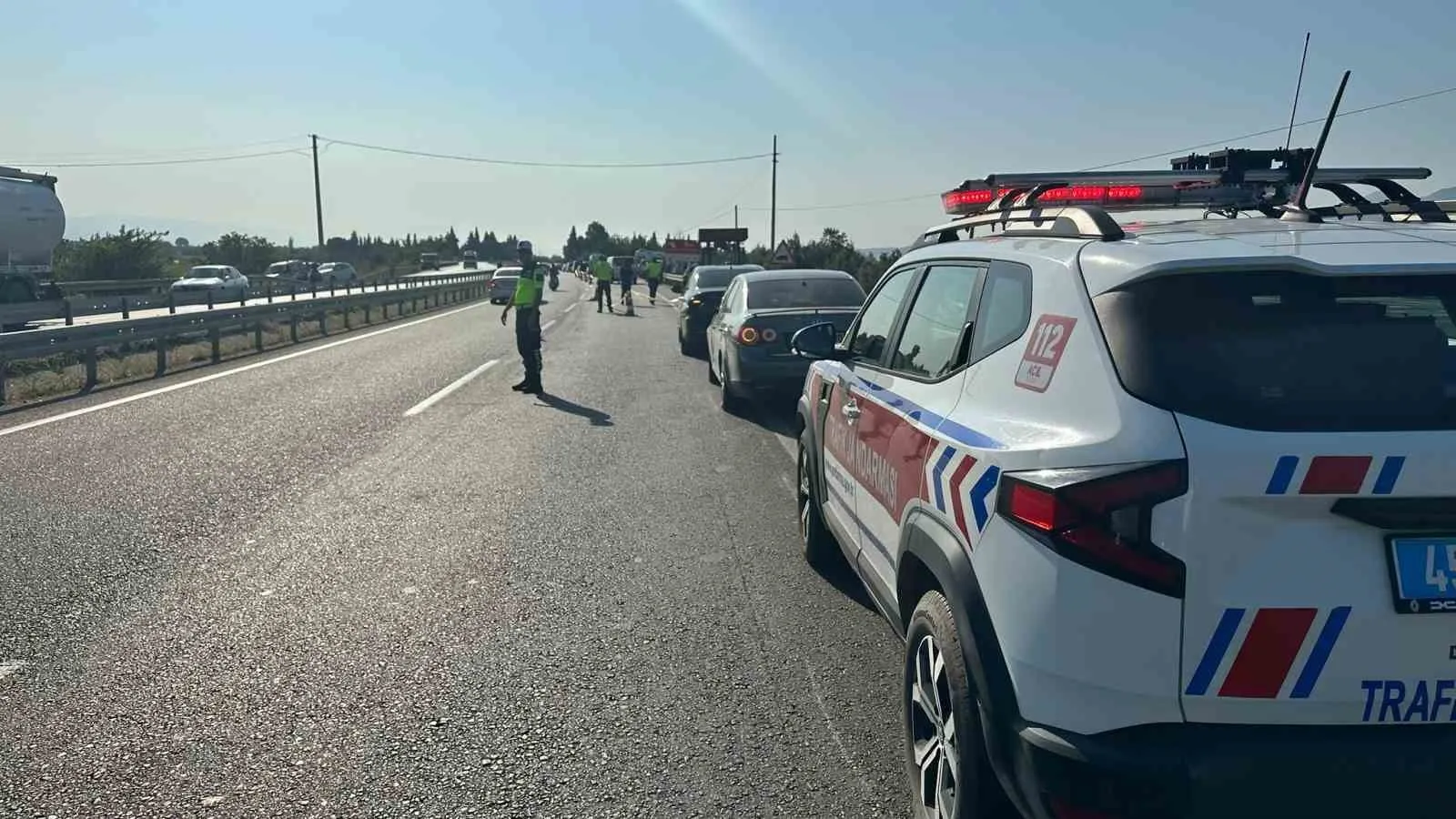 Manisa'da trafik dehşeti: Güvenlik görevlisi motosiklet sürücüsü olay yerinde can verdi