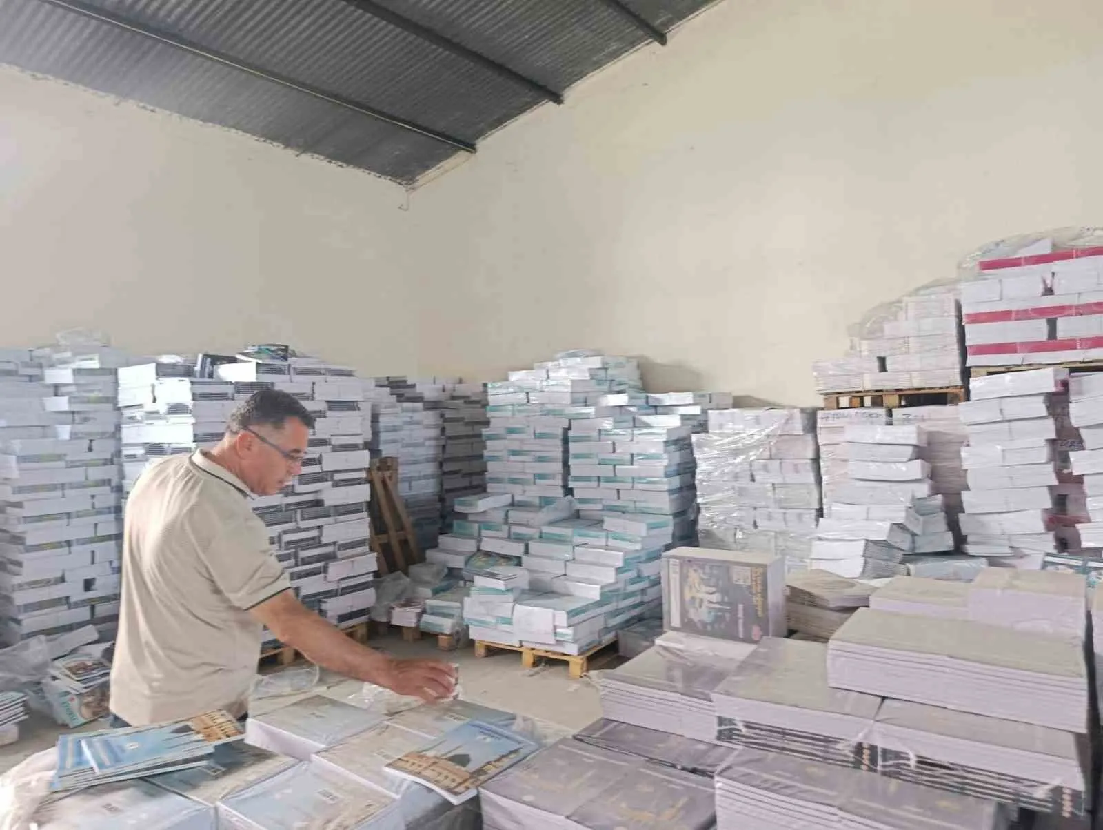 Afyonkarahisar'da ders zili öncesi hummalı hazırlık: Kitaplar raflara diziliyor