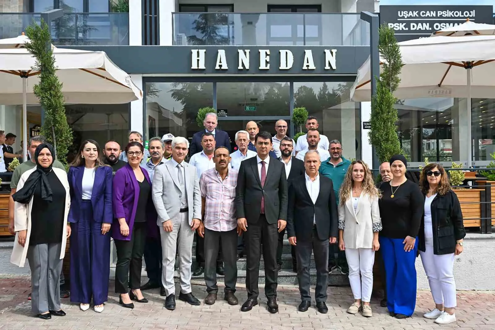 Uşak’ta hizmet seferberliği: Vali Kartal mahallelerin sorunlarını yerinde dinledi