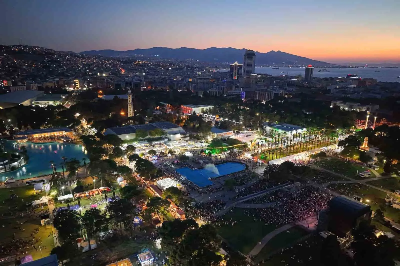 İzmir'in geleneksel buluşmasında sahne ışıkları yanıyor: Kültürpark'ta sanat şöleni başlıyor