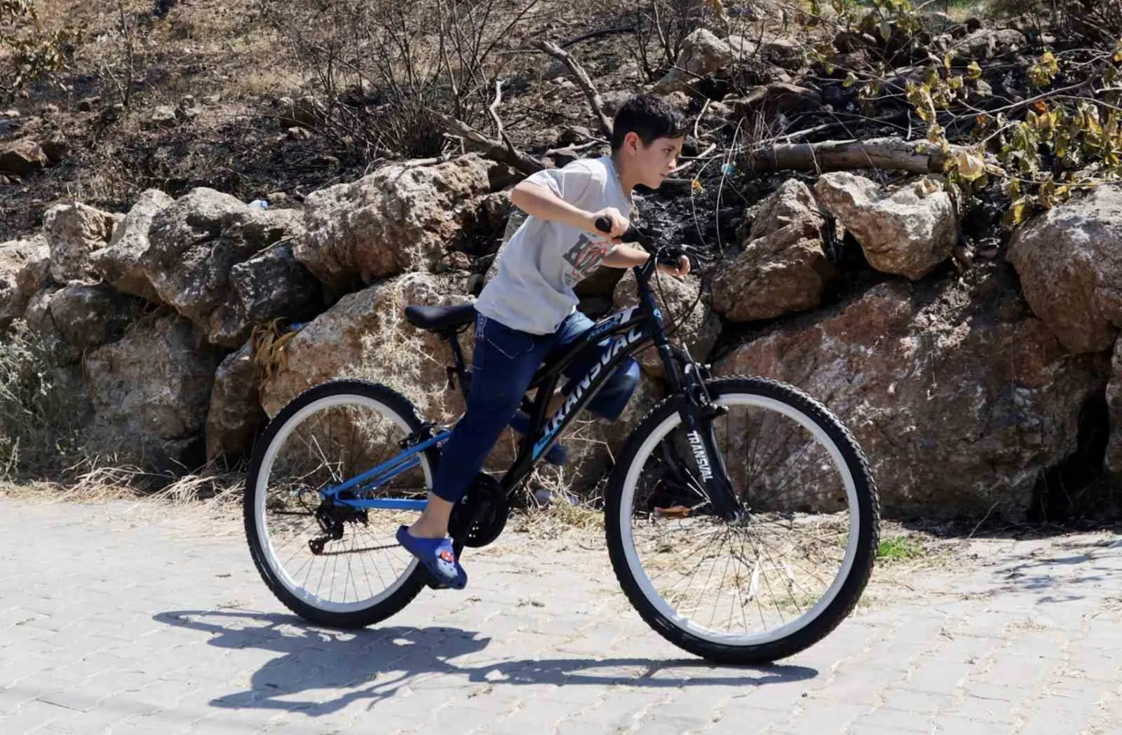 Bir bisikletten doğan iyilik hareketi: Yangınzede çocuklar yeniden gülümsedi