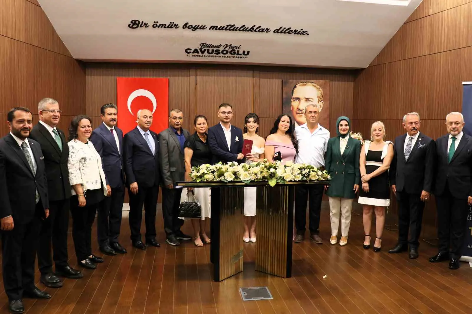 Genç çiftin en mutlu gününde Bakan Göktaş sürprizi: Devletin desteğiyle yuva kurdular