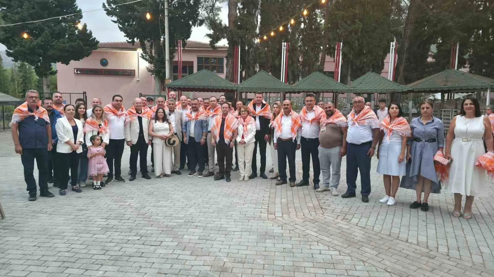 Çal’da sağanak altında vefa buluşması: Bağbozumu coşkusu Edip Akbayram’ın hatırasıyla birleşti