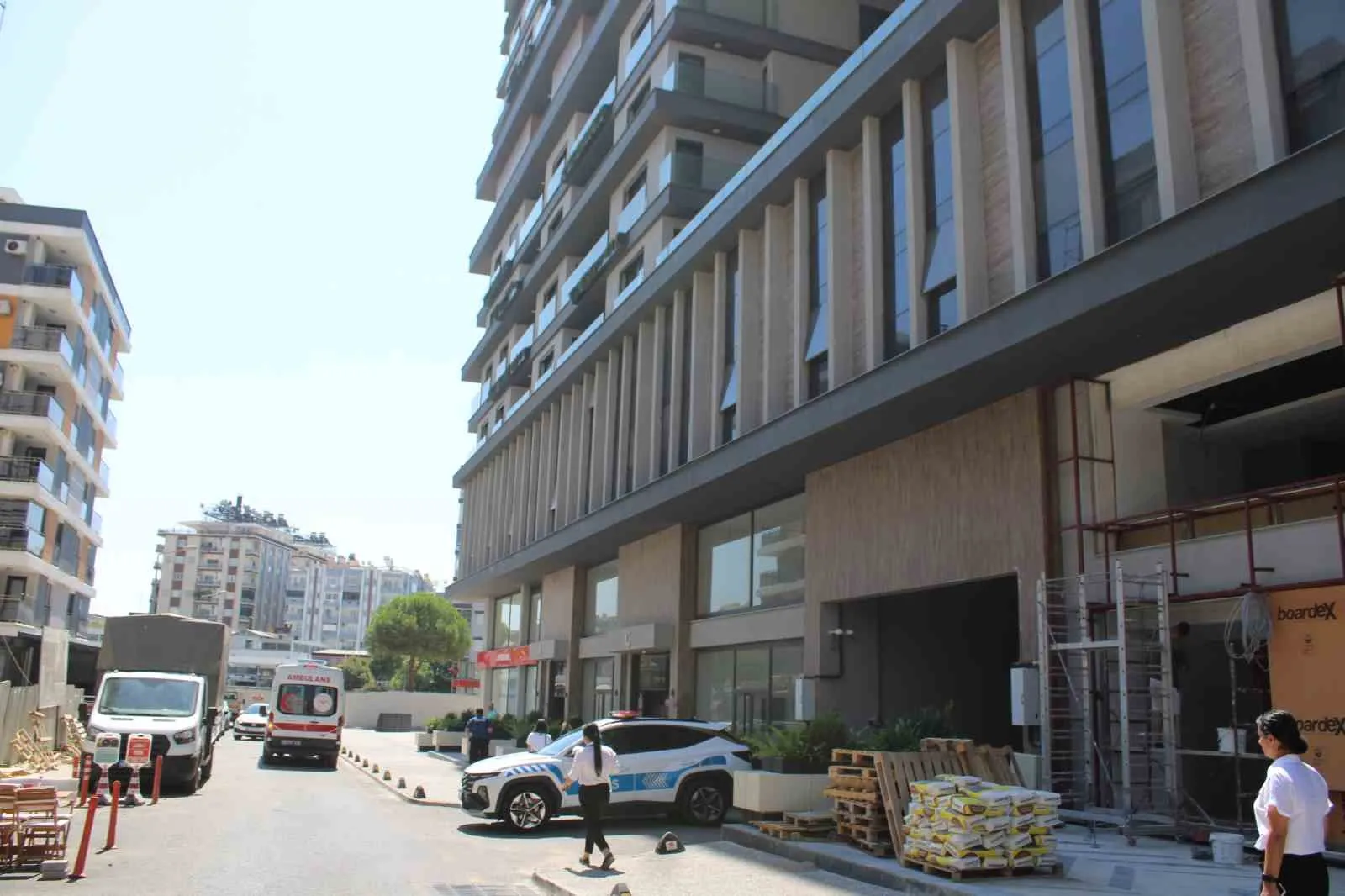 Efeler’de korkutan kaza: Elektrikçi arkadaşını görmeye gitmişti, merdivenlerden düştü
