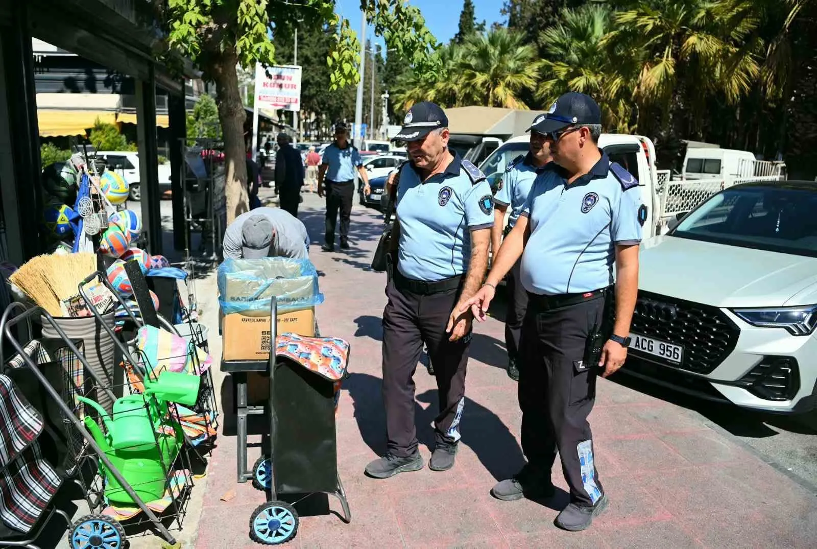 Kuşadası sokaklarında işgaliye operasyonu: Kaldırımlar yayalara açıldı