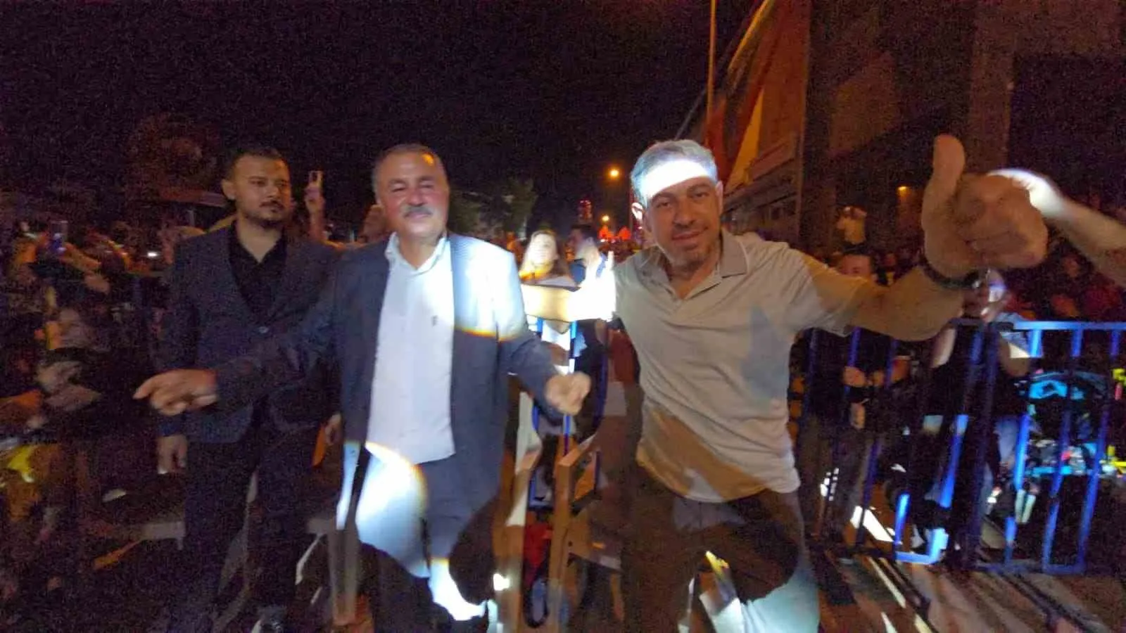 Beyağaç'ta festival coşkusu: Başkan Pütün özel misafirleriyle sahnede devleşti