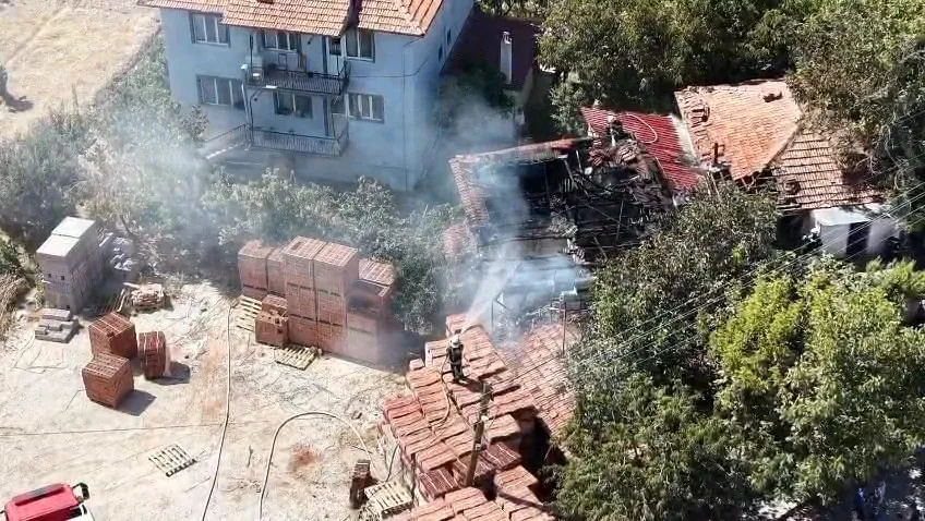 Bahçedeki küçük kıvılcım büyük felakete dönüştü: Evinden geriye sadece enkaz kaldı