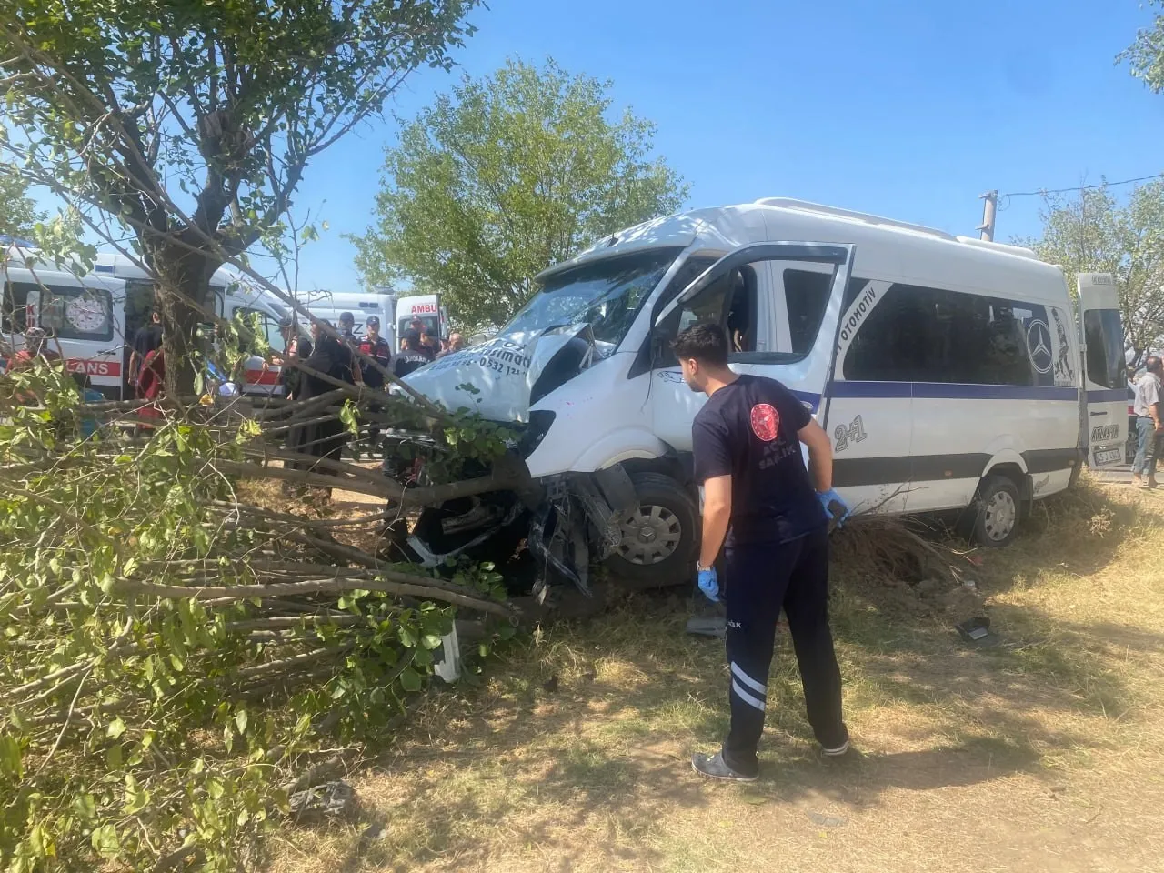 Manisa'da servis kazası: İşçileri taşıyan minibüs ağaca çarptı