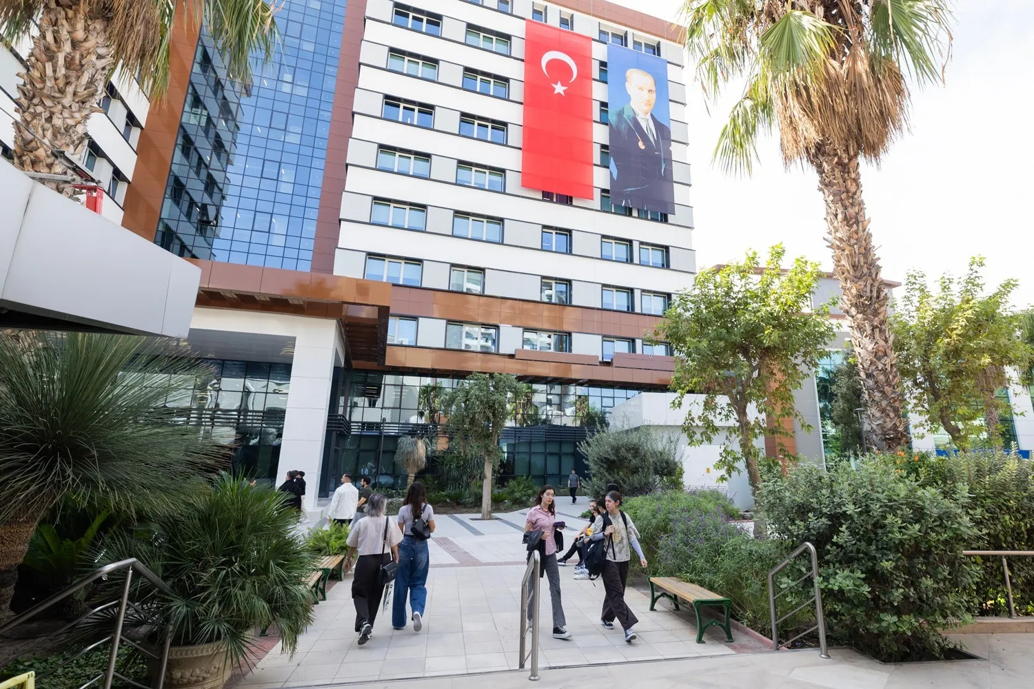 Yaşar Üniversitesi’nden geleceğe yeşil imza: M Blok dünya standartlarında tescillendi