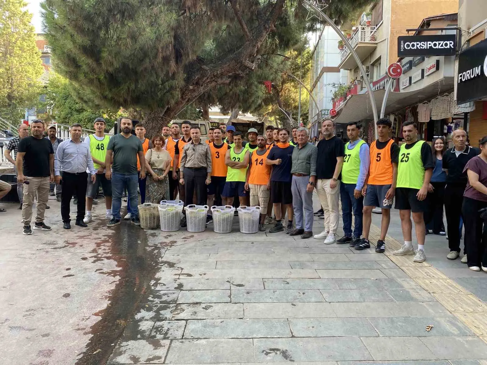 Alaşehir’de altın değerinde üzüm yarışı: Üreticiler hem tarlada hem meydanda kazandı