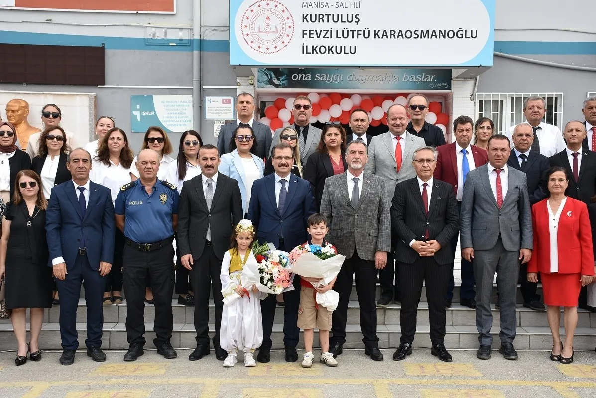 Salihli'de eğitim maratonu başladı: Öğrencilerin sahne performansı tam not aldı