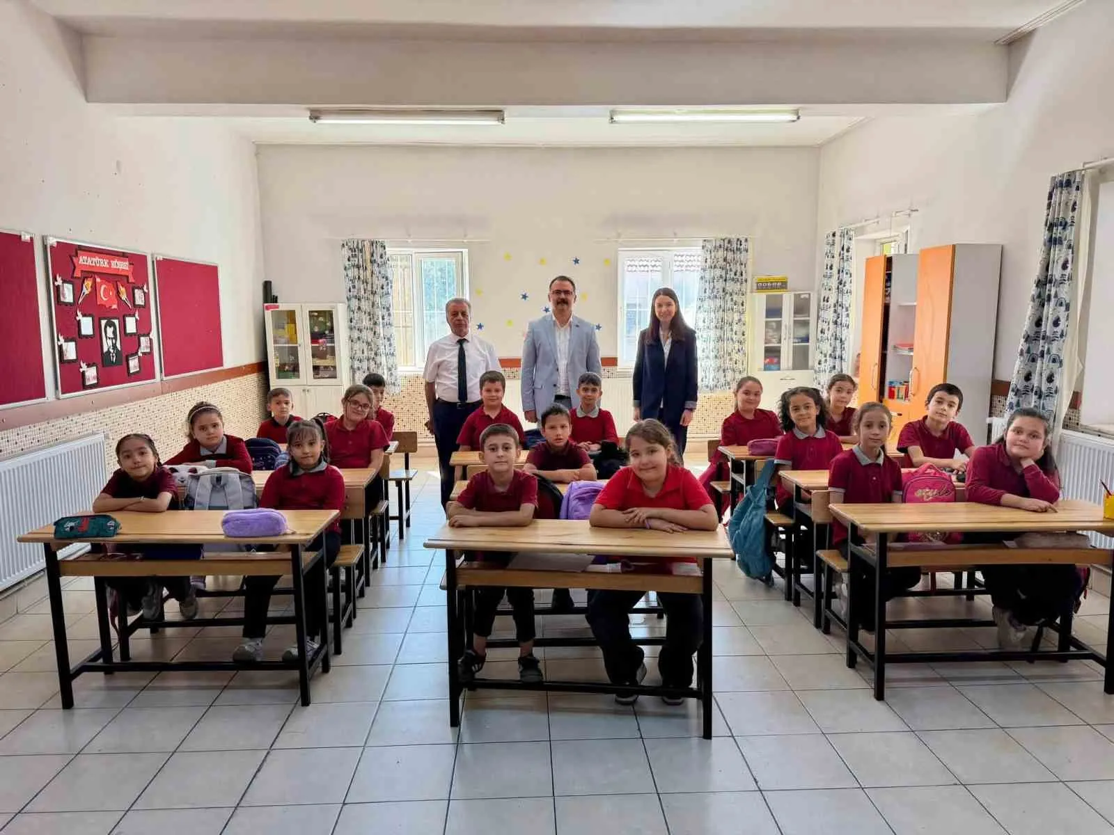 Minik öğrencilerin heyecanına ortak oldu: Kaymakam Ateş’ten İncealan çıkarması