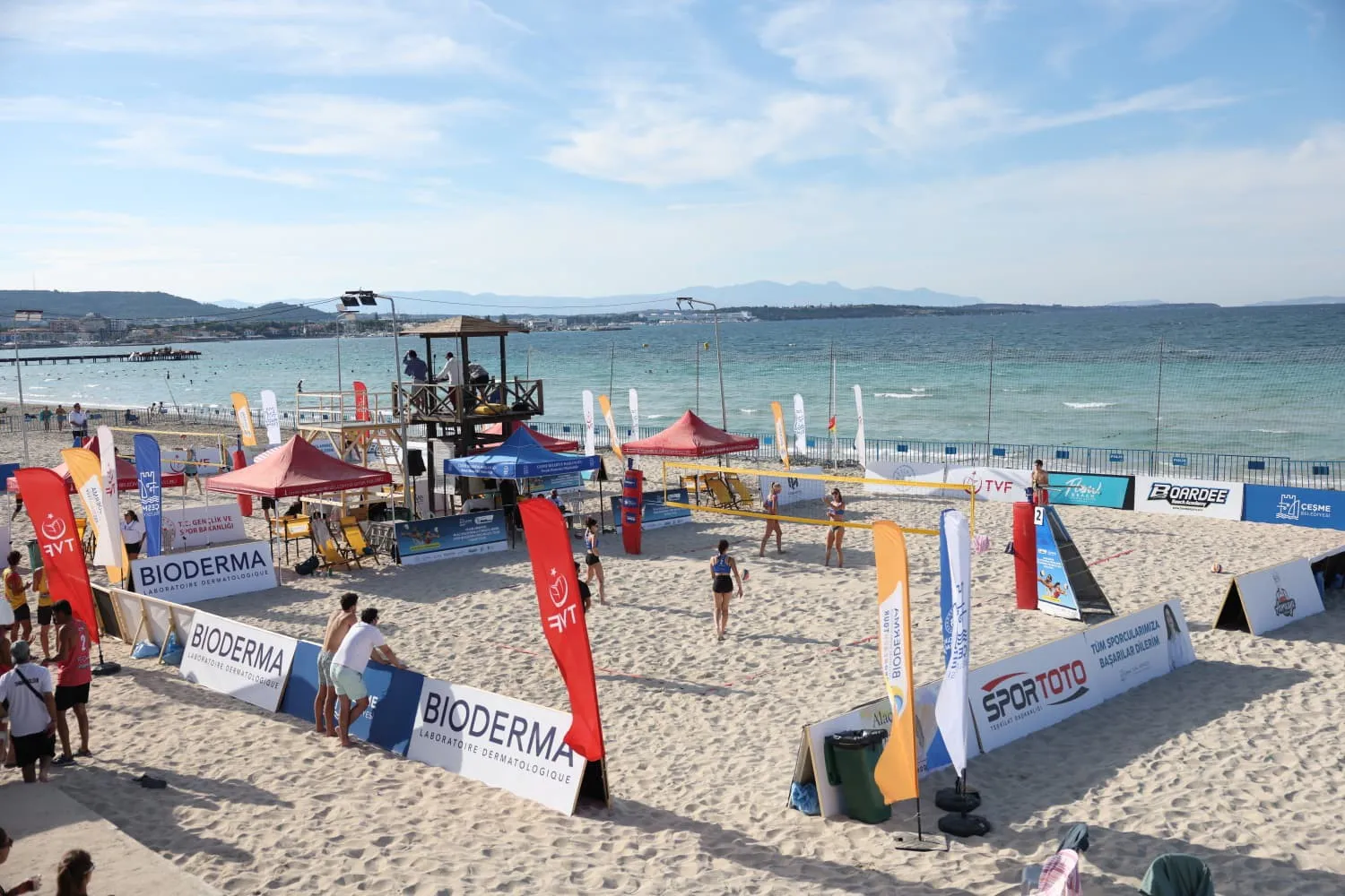 Çeşme’de kumun üzerinde zirve mücadelesi: 12 ülkeden gelen yıldızlar sahne aldı